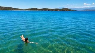 Lâcher-prise dans une eau turquoise