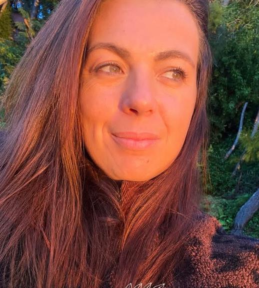 Coach pour femmes en transition, portrait en lumière dorée